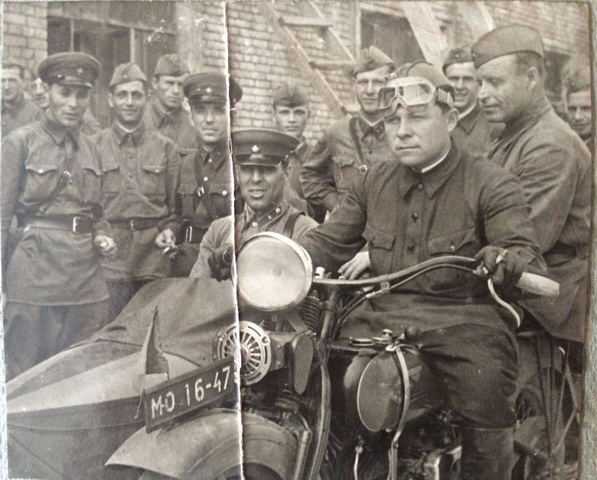 Буренин Иван Матвеевич за рулем мотоцикла. Лето 1941